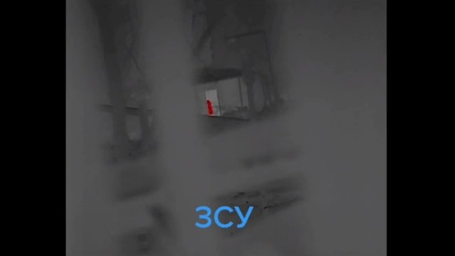 Ukraiński snajper trafia rosyjskiego żołnierza zerkającego przez drzwi