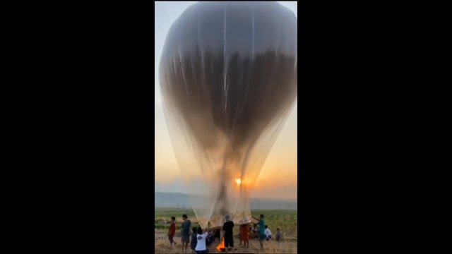 Sadza wydobyta z ognia wewnątrz plastikowego balonu