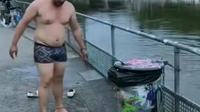 Facet chciał widowiskowo skoczyć do rzeki, ale się ośmieszył