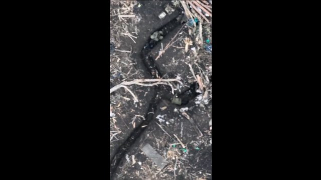 Rosyjski żołnierz w okopie próbuje zestrzelić ukraińskiego drona