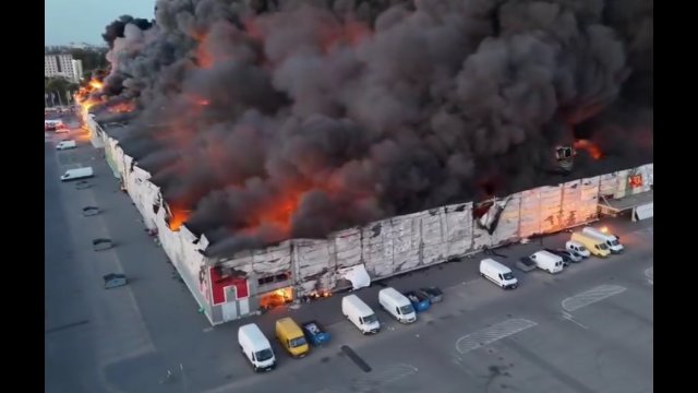 Potężny pożar w Warszawie. Płonie centrum handlowe Marywilska 44 [WIDEO]