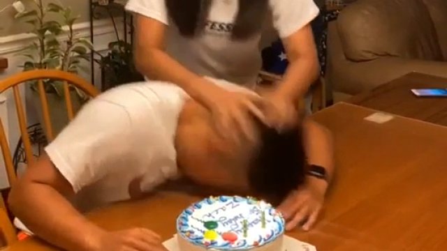 Chciała uderzyć głową chłopaka w tort, a trafiła prosto w stół