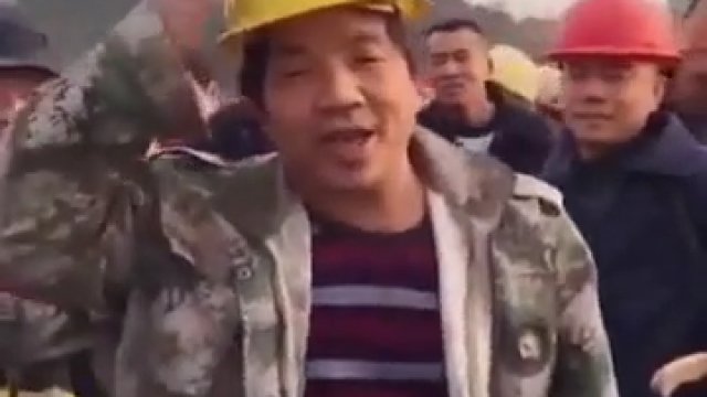 Kask chińskiego robotnika kontra kask jego szefa