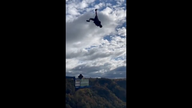 Nieudany skok z klifu ze spadochronem z wysokości prawie 300 metrów!