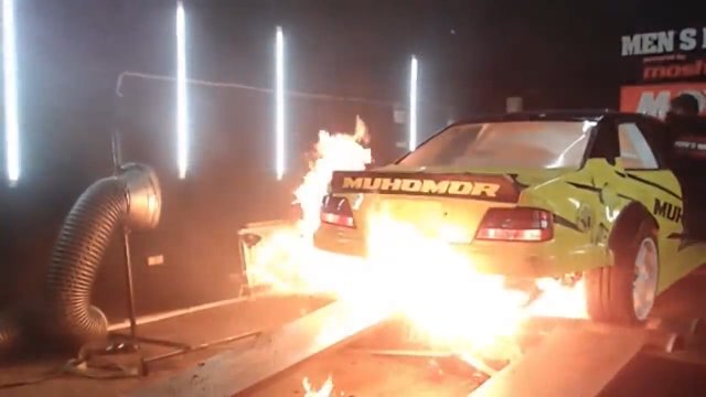 Podczas testu samochodu do driftu na hamowni wybuchł pożar