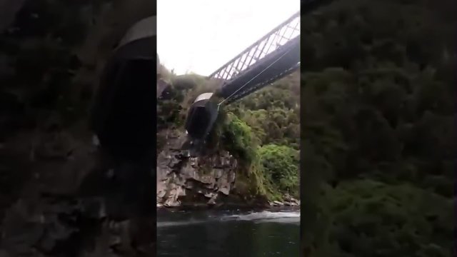 Łódka podwieszona do mostu