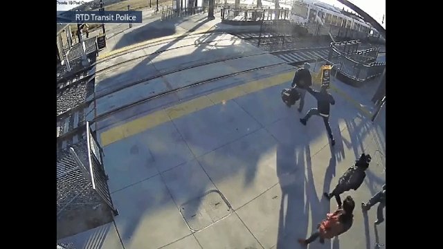 Nieznajomy ratuje niewidomego przed wejściem prosto pod nadjeżdżający pociąg