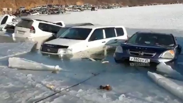 Wędkarze zaparkowali auta na lodzie. Musieli być nieźle zdziwieni