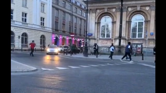 "Welcome to Poland!". Imigranci zaczepiali ludzi i zostali pogonieni w centrum Warszawy