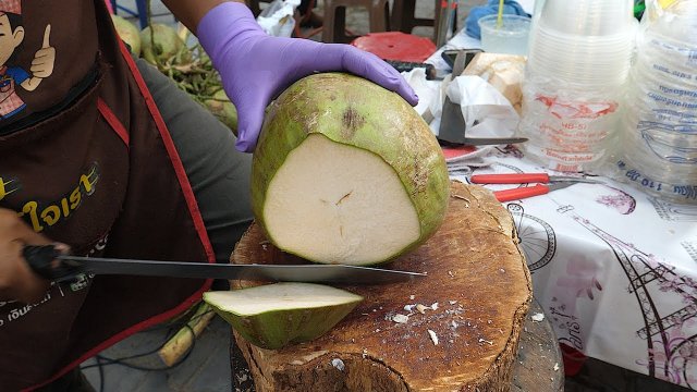 Niesamowite umiejętności cięcia kokosa