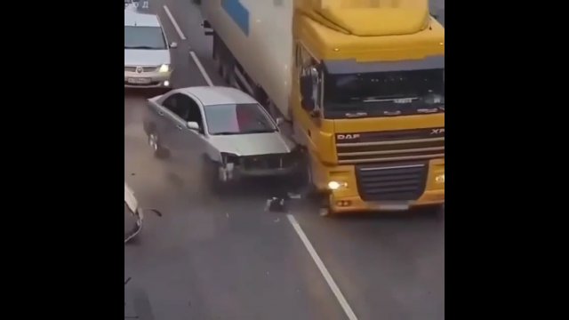 Kierowca próbował wcisnąć się przed ciężarówkę