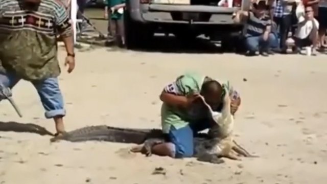 Co mogło pójść nie tak podczas wkładania głowy do paszczy aligatora...