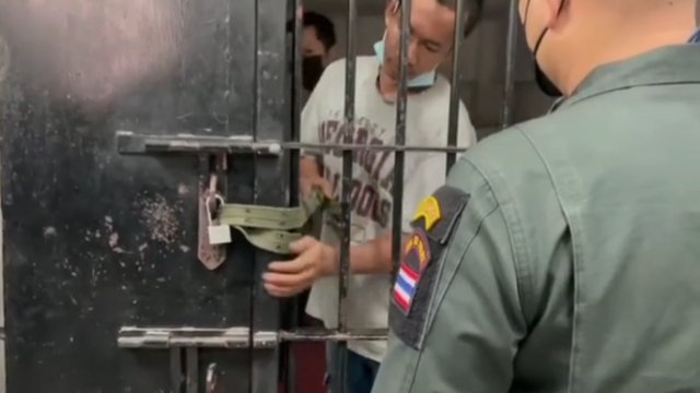 Więzień pokazuje w jaki sposób wyszedł z celi