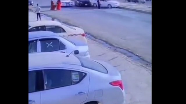 Kobieta przechodziła przez ulicę przed jadącymi samochodami i spowodowała wypadek