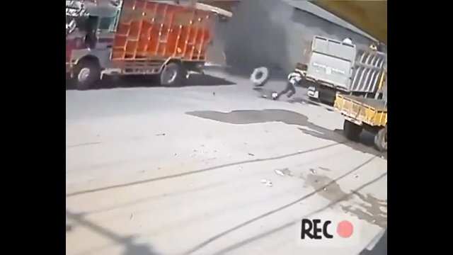 Ucieczka rowerzysty przed spadającą ciężarówką