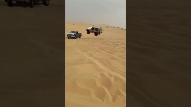 Lecący Jeep ląduje na pickupie
