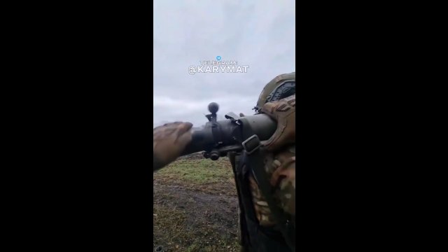 Ukraiński żołnierz strzelający z granatnika Carl Gustaf w kierunku rosyjskich pozycji