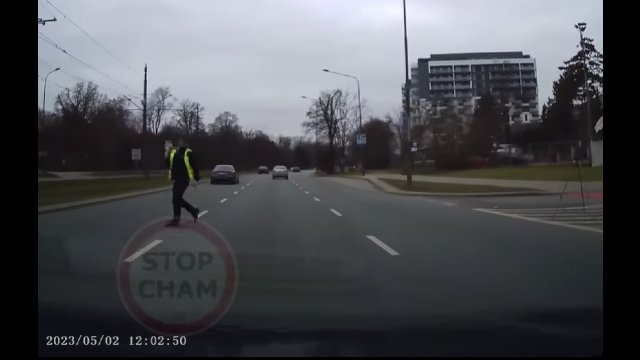 Policjant wbiega przed samochody na 3 pasmowej jezdni - kontrola drogowa w Łodzi