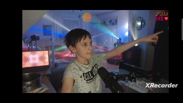 Ten dzieciak ma własną wizję na DJ-owanie. Jego streamy przyciągają więcej fanów [WIDEO]