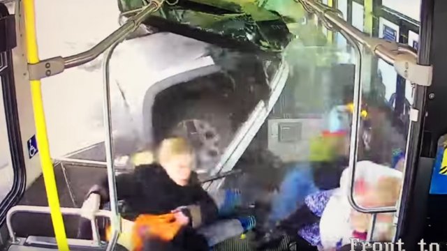 Dostawczak wbija się w autobus! Pasażer w ostatniej chwili uniknął śmierci!