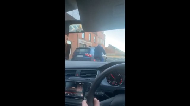 Chłopak w Irlandii jeździł samochodem i próbował rozjeżdżać ludzi na rowerach
