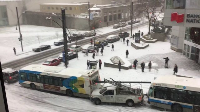 Pierwszy śnieg w Montrealu, czyli kierowca vs śliski podjazd