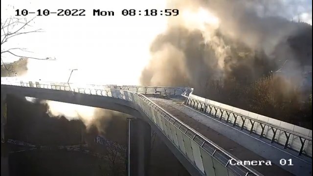 Rosjanie zniszczyli szklany most w Kijowie. To punkt widokowy, a nie strategiczny obiekt