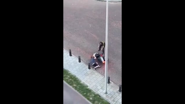 Policjantka nie była w stanie zatrzymać niezdarnego złodzieja skuterów