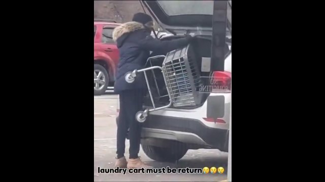 Próbowała ukraść sklepowy wózek. Karma dopadła ją niemal natychmiast! [WIDEO]