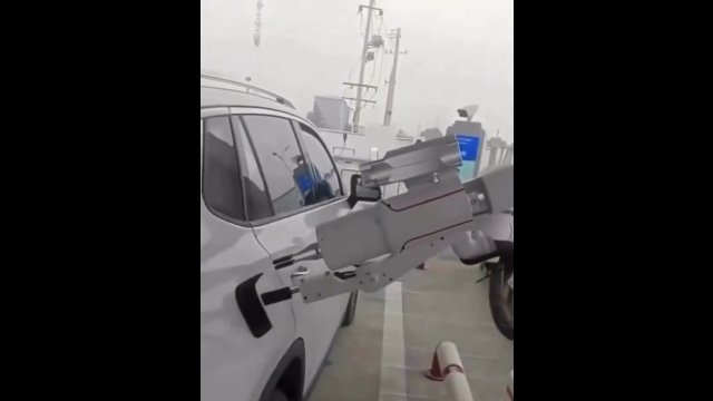Robot-pompiarz zatankuje auto. Nie trzeba nawet wysiadać z auta [WIDEO]
