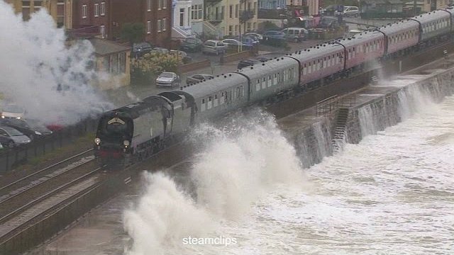 Pociąg pasażerski na stacji kolejowej podczas dużego sztormu