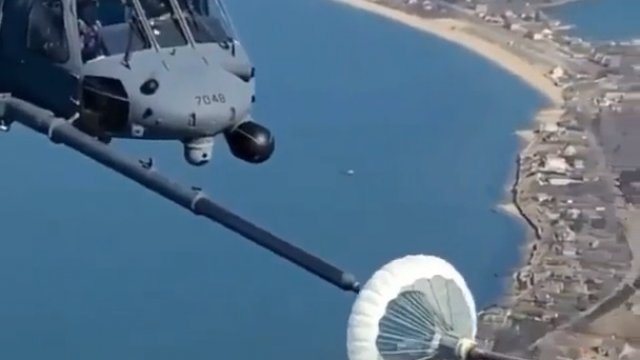 Tankowanie helikoptera w trakcie lotu