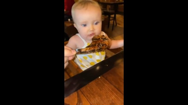 Rodzice znaleźli sposób, aby zachęcić dziecko do zjadania swojej porcji jedzenia