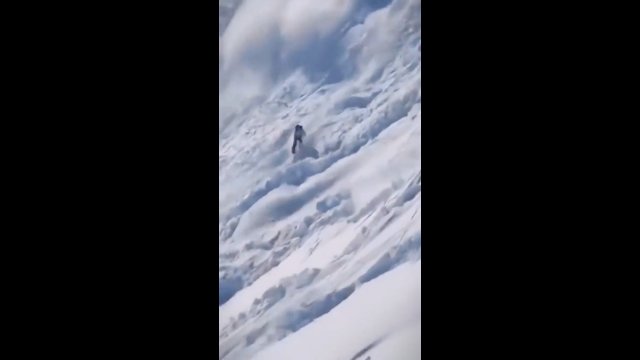 Wstrząsające nagranie! Narciarze wywołali lawinę śnieżną! [WIDEO]