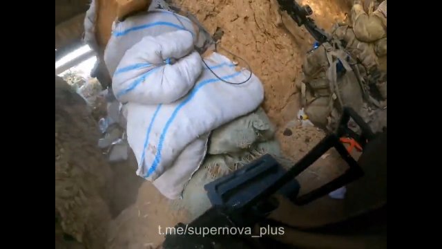 Rakieta termobaryczna uderzyła tuż obok ukraińskich żołnierzy w okopach [WIDEO]