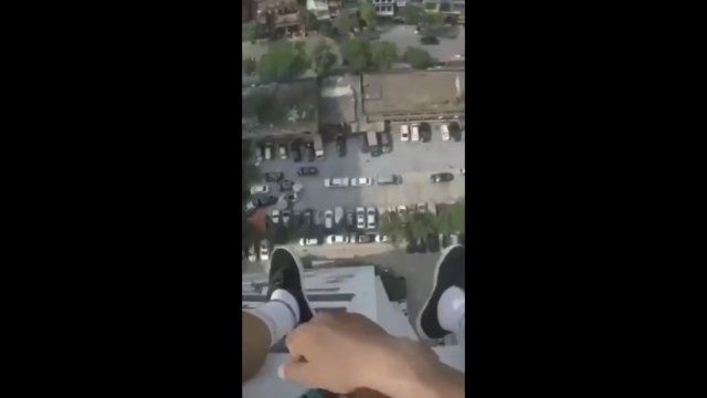 Chłopaki skaczą po dachach, jakby byli nieśmiertelni [WIDEO]