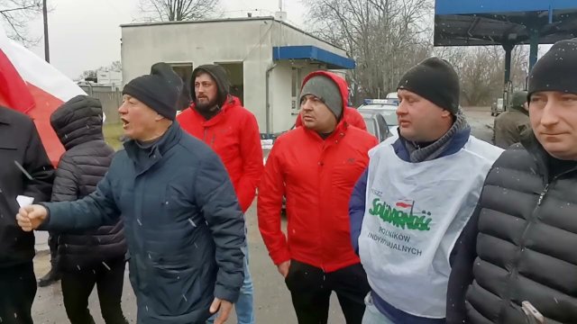 Protest rolników w Łowiczu. Rolnicy nie zgodzili się, aby wyjeżdżać na drogi po 10 ciągników
