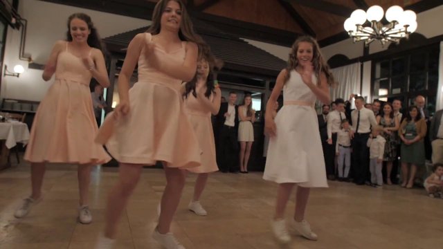 Ósemka rodzeństwa tańczy dla panny młodej na weselu