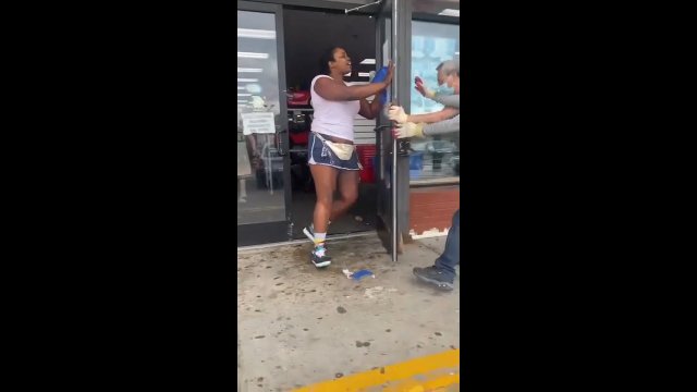 Kobieta próbowała ukraść ze sklepu hulajnogę dla swojego dziecka