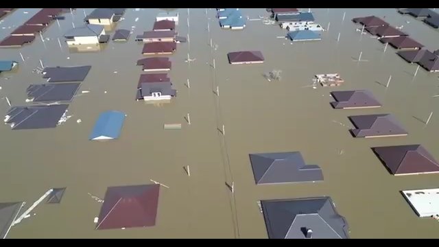 Ogromna powódź w Rosji. Pękła tama, woda zalewa miasta [WIDEO]
