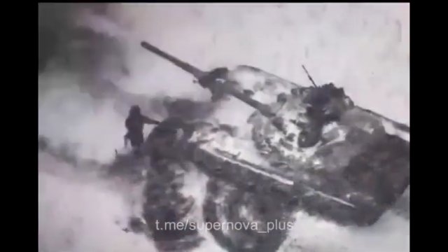 Rosyjski żołnierz trafiony odłamkiem z lufy czołgu po wystrzale