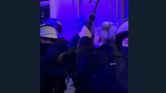 Policja siłą odciąga Roberta Biedronia od zatrzymywanego protestującego