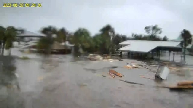 Przed i po uderzeniu huraganu Idalia na Florydę [WIDEO]