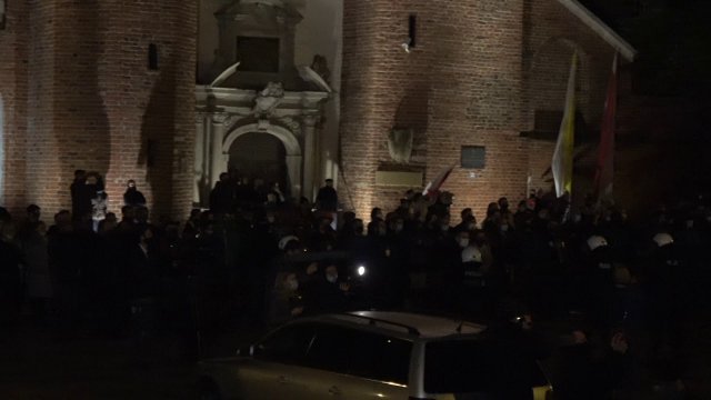 Narodowcy "bronią" katedry w Oliwie przed protestującymi kobietami.