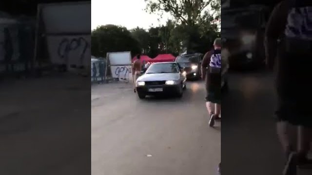 Woodstock - naćpany debil atakuje policjanta