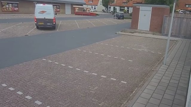 Facet rozbił busa podczas parkowania na pustym parkingu