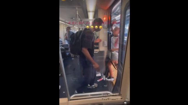 Kobieta próbowała zatrzymać pociąg, ale facet ją dosłownie wykopał za drzwi