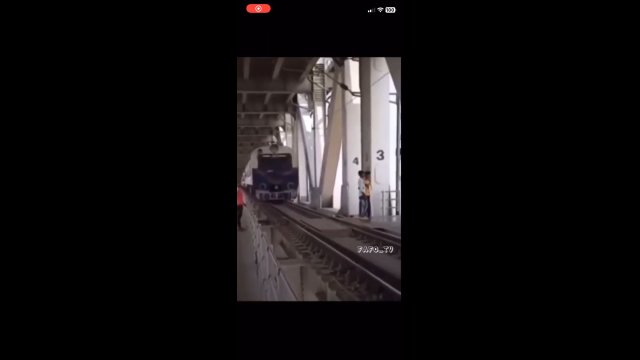 Dwójka hinduskich chłopców uderzona przez pociąg podczas robienia zdjęcia [WIDEO]