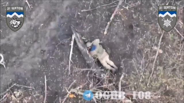 Ukraiński operator drona zrzuca amunicję na rosyjskiego żołnierza, który udaje martwego.