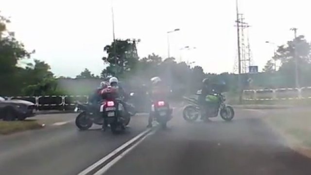 Motocyklowi Janusze blokują drogę - szczęśliwe zakończenie